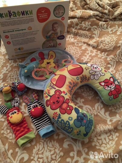 Развивающая подушка-игрушка и носочки-браслеты