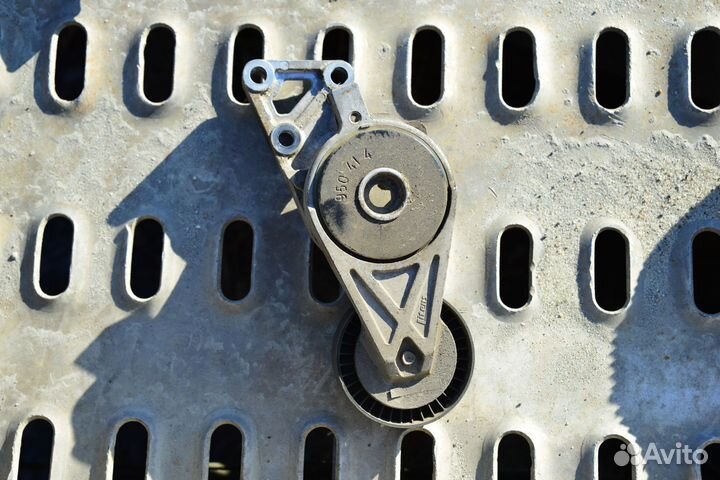 Натяжитель ремня генератора Volkswagen Golf 4 2.0