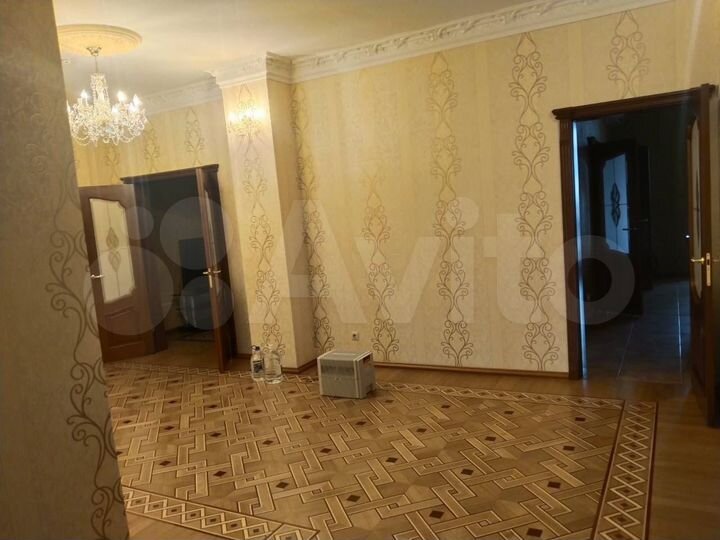 Дом 638 м² на участке 11 сот.