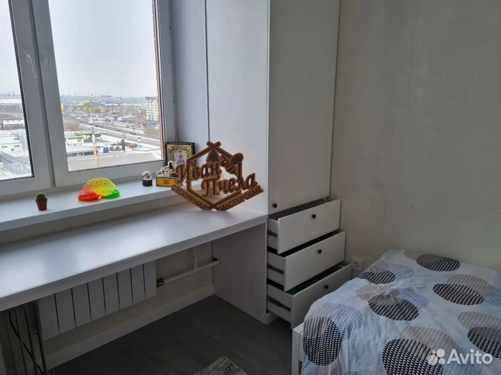 Стол с ящиками