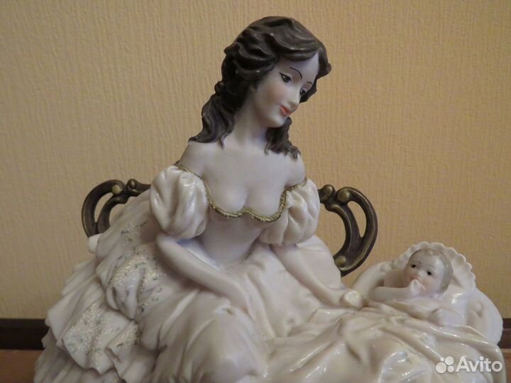 Статуэтка фарфор Capodimonte- мать и дитя