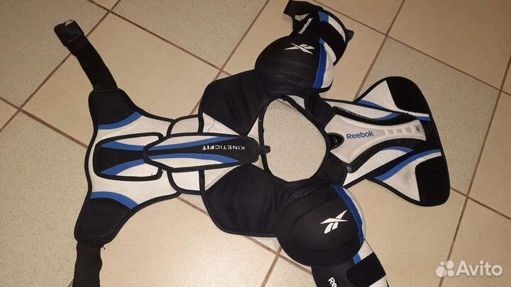 Нагрудник хоккейный,щитки,краги,налокотники