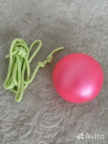 Гимнастические предметы (мяч и скакалка)