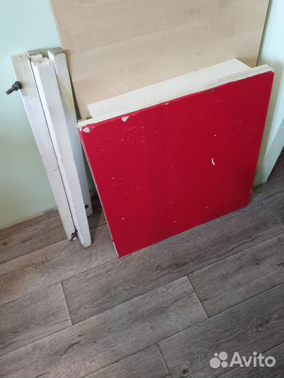 Столы кухонный и журнальный 2 шт