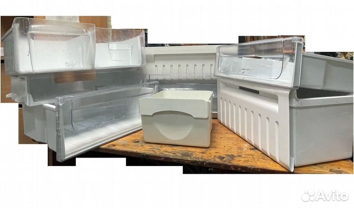 Ящики и полки для холодильников разные