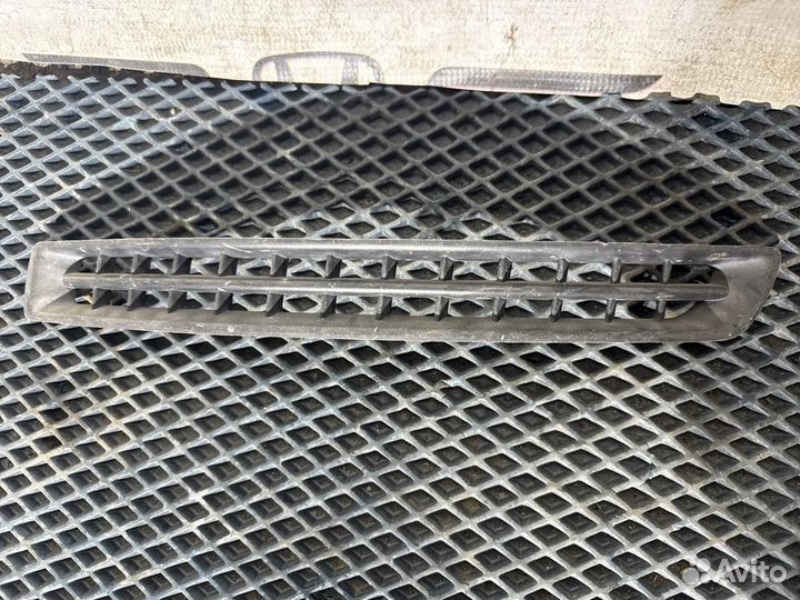 Решетка бампера передняя левая Volvo Xc90