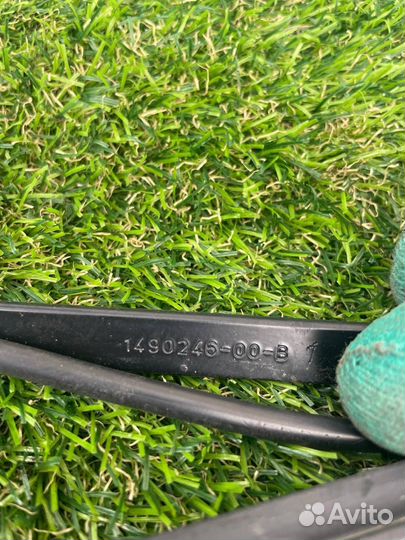 Поводок стеклоочистителя левый Tesla Model Y 2021