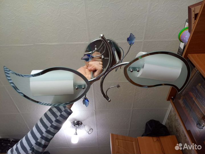 Небольшая потолочная люстра нежная