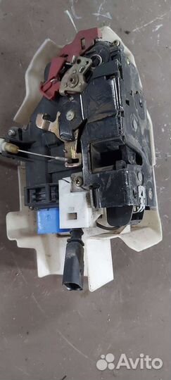 Замок двери передний правый на Volkswagen Touareg