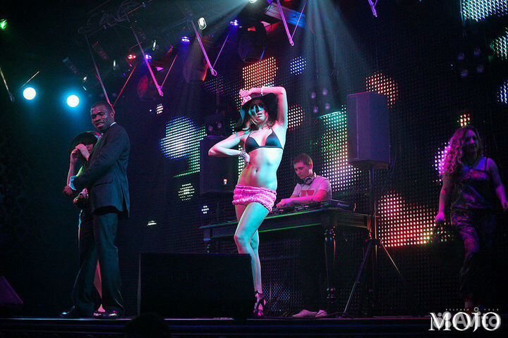 DJ с оборудованием