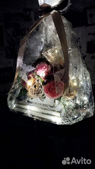 Коробочка с розами из атласных лент