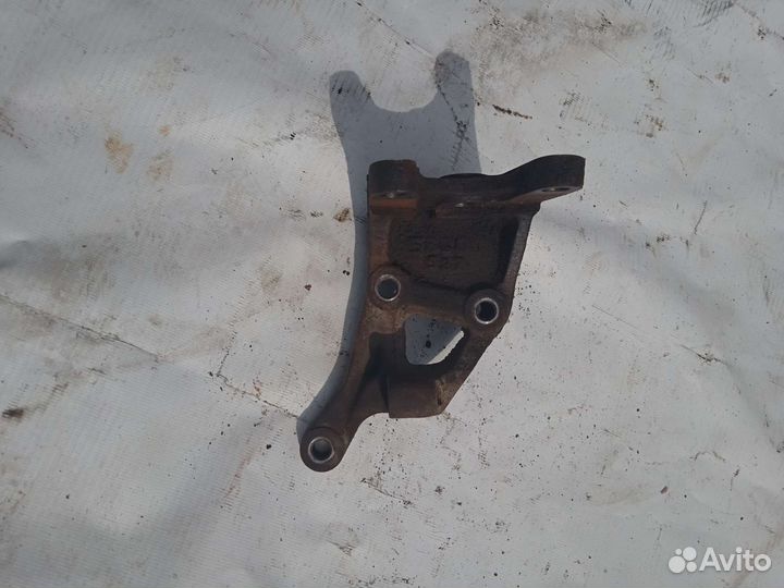 Кронштейн насоса гур Nissan Terrano 2 Ниссан