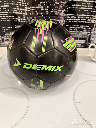 Футбольный мяч Demix размер 5 Lightweight