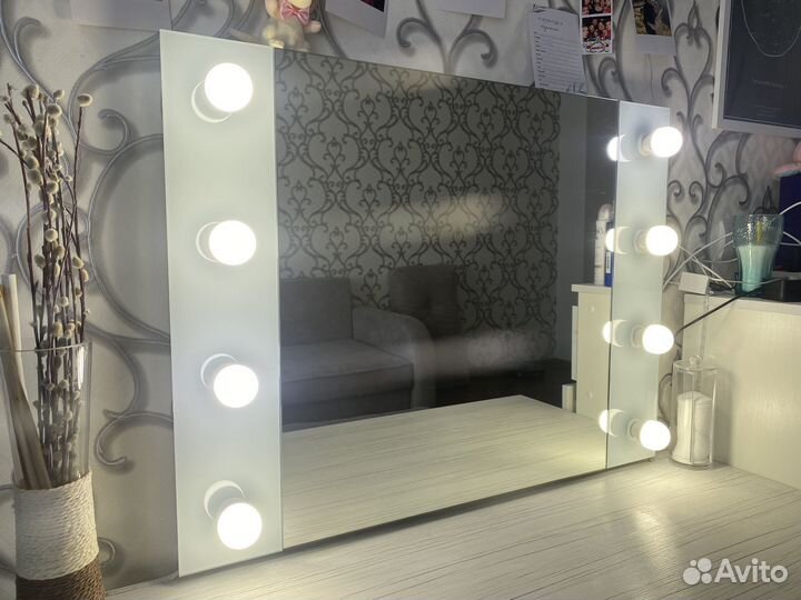 Гримерное зеркало с лампочками