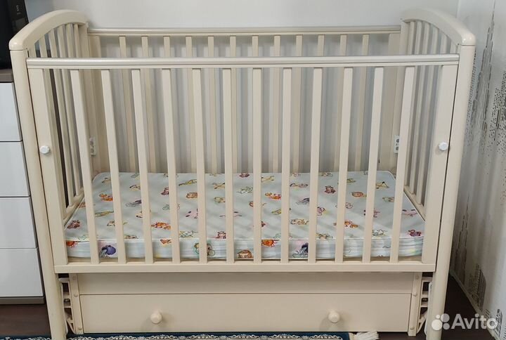 Детская кроватка с маятником и ящиком + матрас