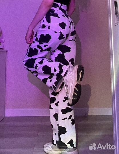 Широкие джинсы с коровьим принтом