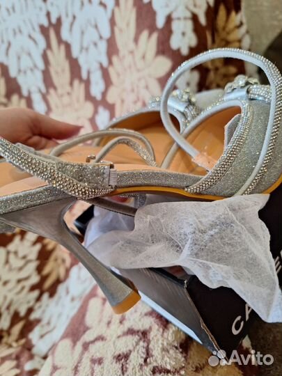 Босоножки женские