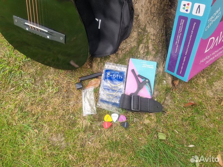 Гитара с чехлом и набором