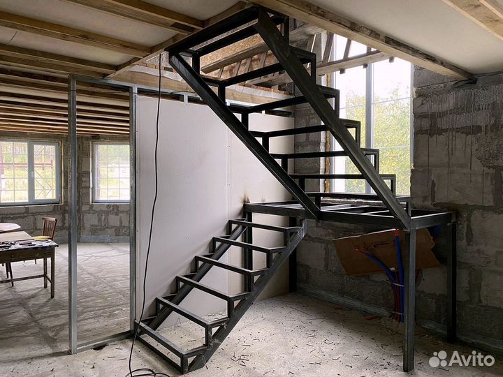 Лестница на металлическом каркасе без посредников