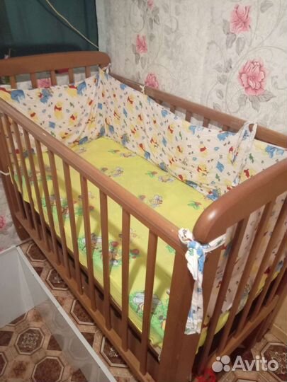 Детская кроватка с маятником и ящиком