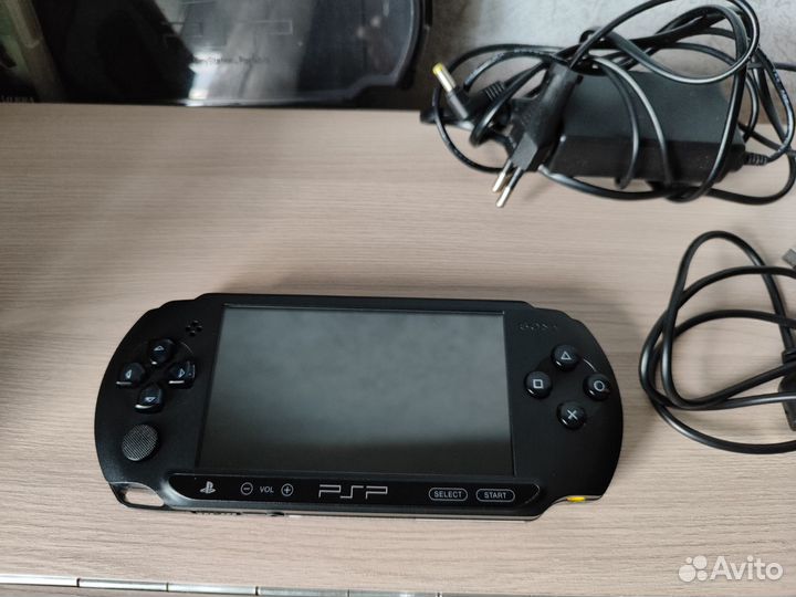 PSP E1008 street идеальное состояние/16гб/250+ игр