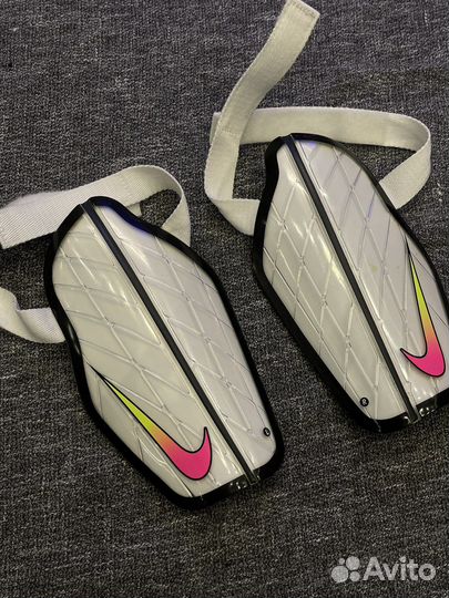 Белые Футбольные щитки Nike оригинал