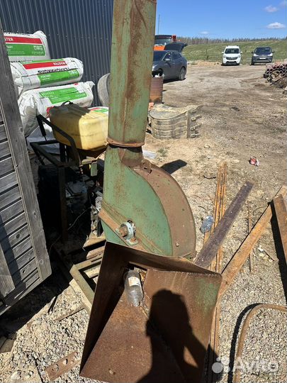 Измельчитель веток бензиновый профессиональный