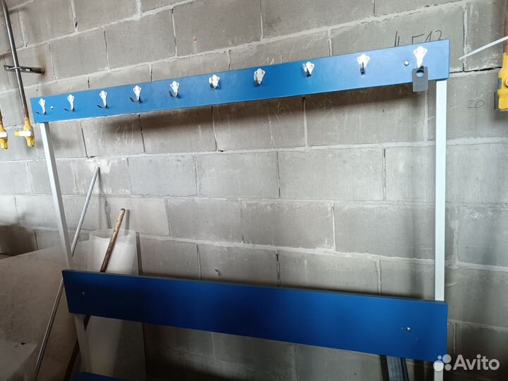 Скамейка для раздевалок с вешалкой