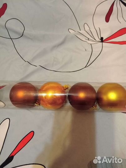 Елочные игрушки и подсвечники