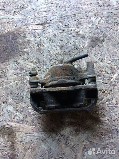 Суппорт передний правый Hyundai Accent