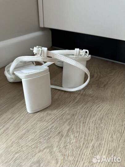 Босоножки белые р-40 bershka