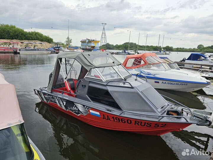 Прогулки на катере. Катание на вейкборде