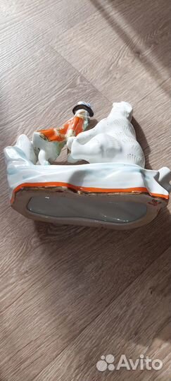 Статуэтка Барон Мюнхаузен и белый медведь.Фарфор