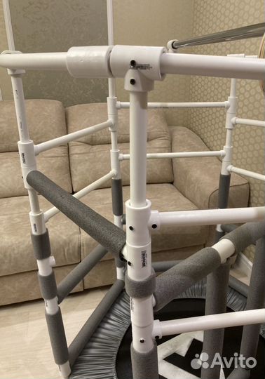 Батут для ребенка с каркасом и турником