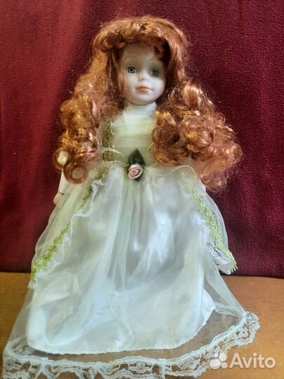 Кукла фарфоровая