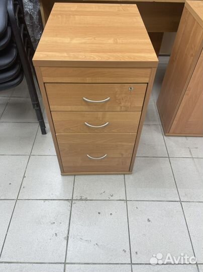 Тумба выкатная и шкафчик