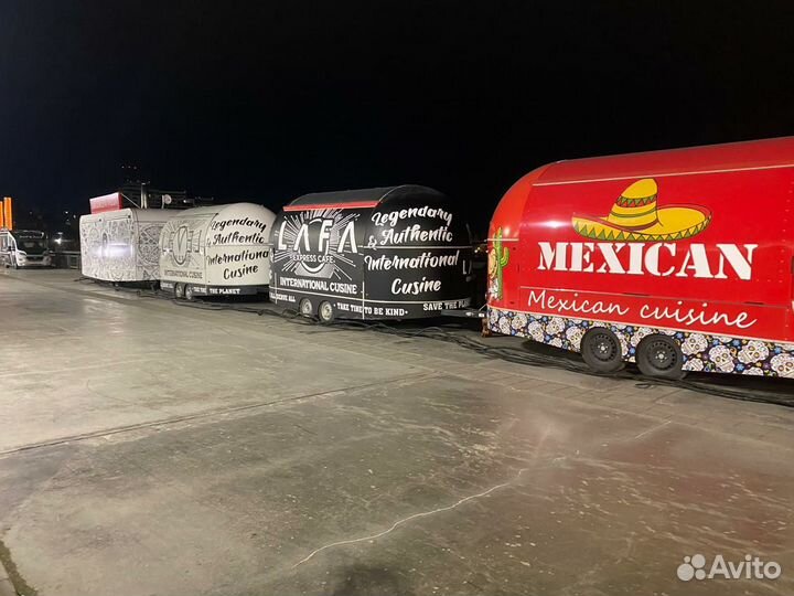 Продавец в кафе