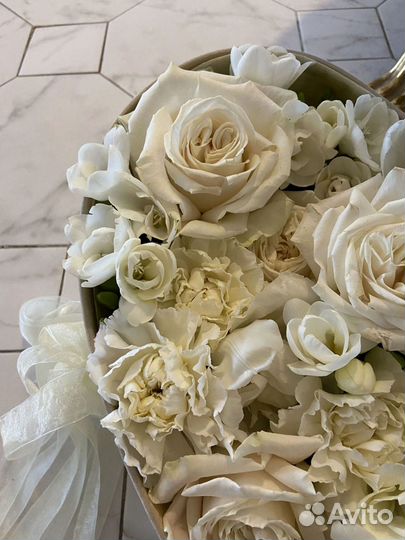 Коробка сердце с цветами и Macarons