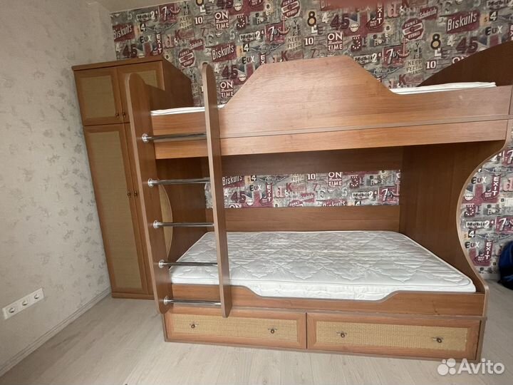 Двухъярусная кровать с ящиками и шкафом