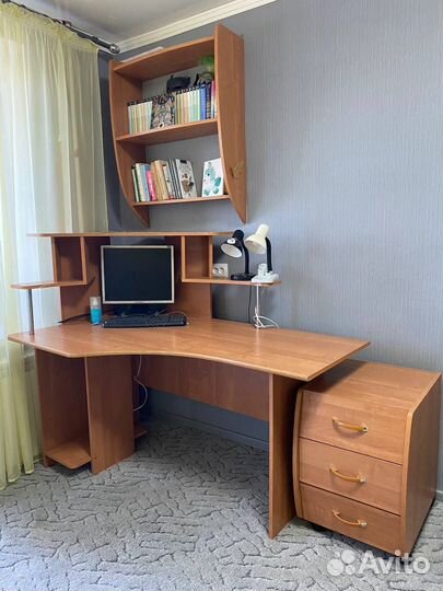 Компьютерный стол с навесной полкой