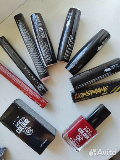Пудра, тушь для ресниц, карандаш для глаз, лак