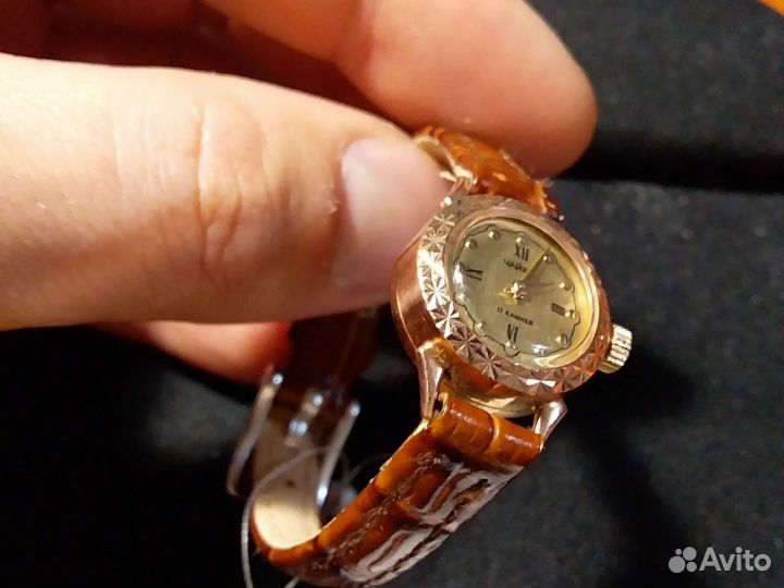 Часы женские золотые Чайка