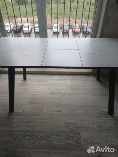 Стол - новый, кровать - новая