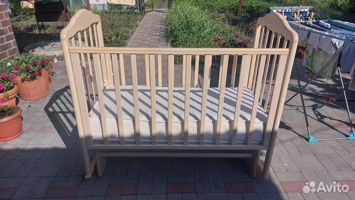 Детская кроватка с маятником