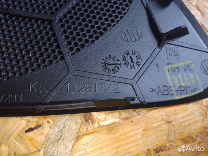 Крышка динамика правая Opel Astra J седан 1.6