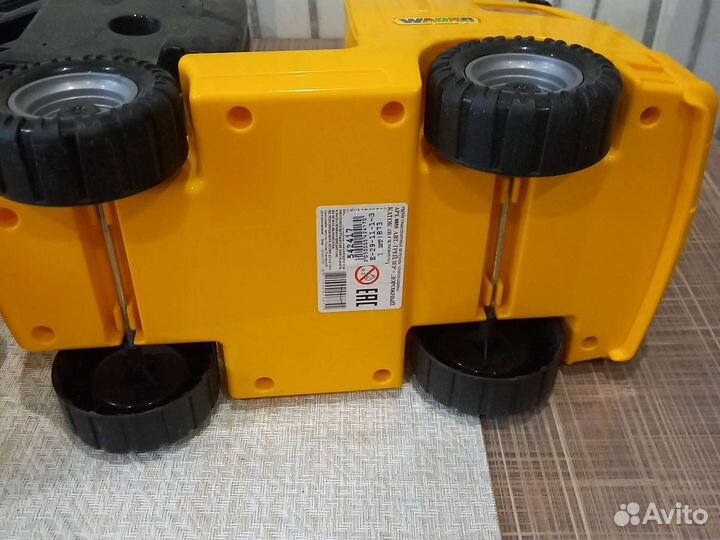 Трейлер игрушечный с асфальтоукладчиком