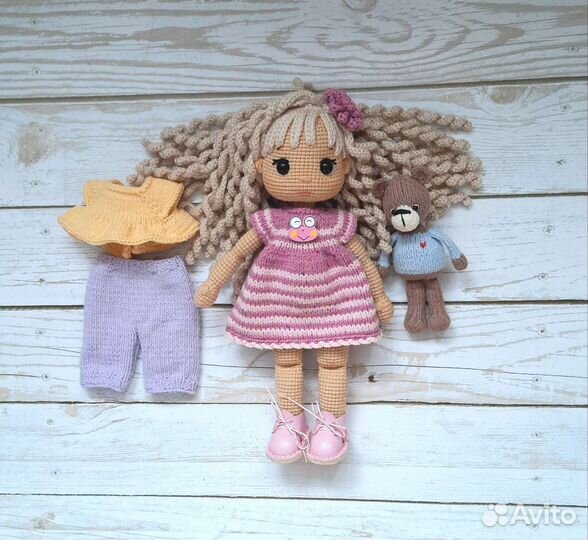 Вязаная кукла ручной работы