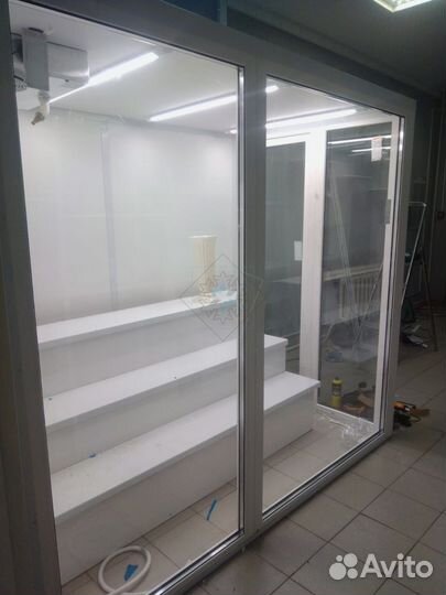 Цветочная витрина черного цвета