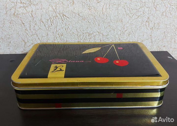Винтажная жестяная коробка из под конфет