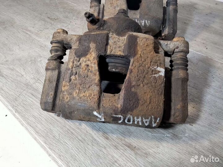 Суппорт передний левый Шевроле Ланос